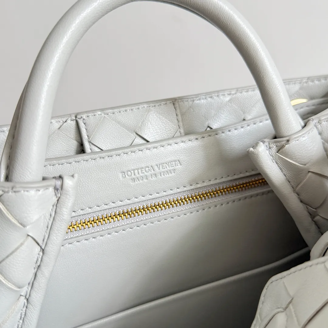 The new Andiamo batch of 3060 BV is shipped‼ ️The classic intercciato weaving process is used to create a soft bag, the metal knot is made of micro-cast aluminum using jewelry technology🪢, and the decorative beads are made of metal and hand-polished oak, allowing you to jump repeatedly between elegance and fun💃, making it unpredictable. Classic and versatile, it shows off your temperament, and the bag has a large capacity, making it very convenient for daily commuting! It has a variety of carrying methods, the shoulder straps can be adjusted by yourself, the original lambskin feels soft and delicate, and the unisex style breaks gender boundaries and brings a more practical and long-lasting use experience. The Andiamo, which has both elegant and casual styles, perfectly interprets the "fashionable old money style". Style number: 743568+wood hardware Color: agate gray Size: 25*22*10.5cm